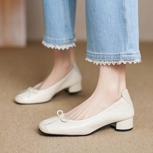 【预售5天】新款巨柔软羊皮单鞋女方头浅口蝴蝶结芭蕾舞鞋通勤休闲粗跟豆豆鞋DPJ&2678B 商品图2