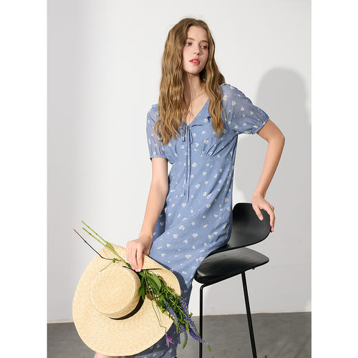 三彩2025夏季新款印花雪纺连衣裙法式A字裙荷叶边系带V领长裙M 商品图2