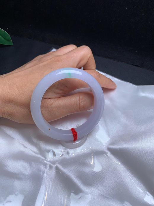 620077，54.8淡春彩手镯，淡紫底 飘一抹绿，底妆很细，局部带一点特色红翡 商品图5