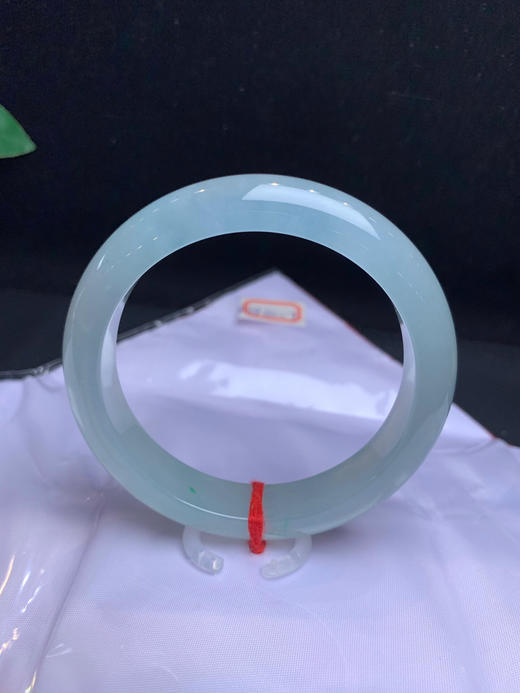 620082，58冰底飘绿手镯，淡淡的冰晴底色，飘了一抹绿，整条干净均匀 ，清新秀气 商品图3