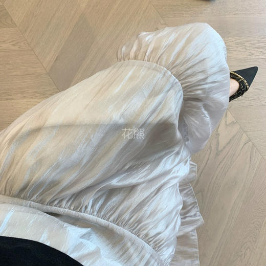 【月亮灰半身裙】自带哑光光泽感!在不同光线环境下呈现出别样的珠光感 轻薄的质地如同“轻纱薄幔"肌理之间的微皱肌理让织面经纬之间的结构比较通透~ 商品图2