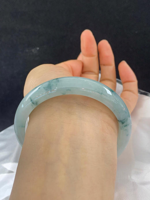 620085，61.6圈口，糯化飘花正圈平安镯，淡蓝底飘蓝花，水润细腻 商品图4