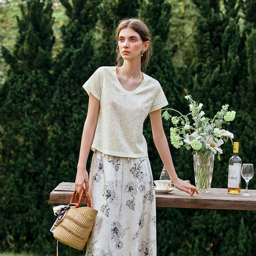 OLrain欧芮儿米杏色提花设计感蕾丝T恤夏季2025新款修身显瘦上衣 商品图0