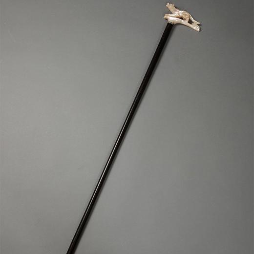 独角鹿西洋古董 法国出品纯银环箍吠犬造型母贝精雕杖柄装饰玫瑰木杖身牛角杖脚古董手杖 商品图0
