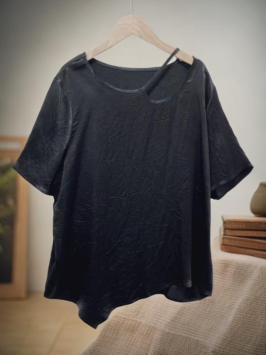 【节日特卖】2313镂空领口宽松不规则下摆仿醋酸宽松短袖上衣-喜出 商品图1