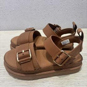 2楼UGG夏季新款凉鞋方扣款 吊牌价1399