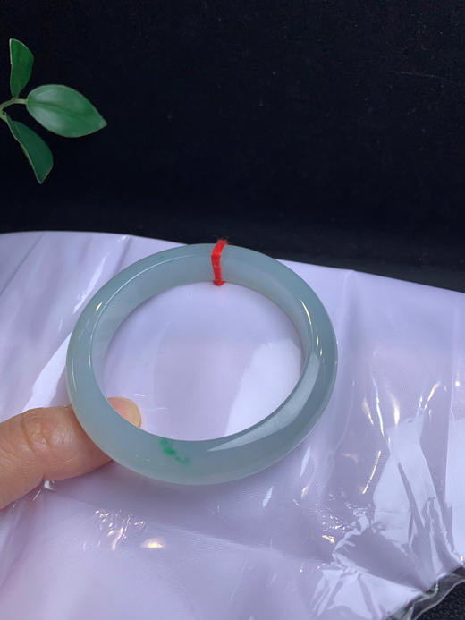 620082，58冰底飘绿手镯，淡淡的冰晴底色，飘了一抹绿，整条干净均匀 ，清新秀气 商品图5