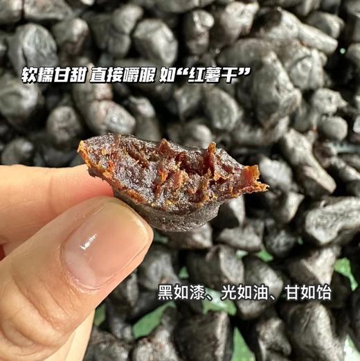 【黄精抱枣】选用10年野生九华黄精 ，新疆若羌灰枣，在三蒸三晒的红枣中加入九蒸九晒的黄精果，两款食材合二为一，入口甜糯 ，肉质细腻 ，甜度适中，对于一进补就上火、脾胃虚弱的朋友特别友好，属于温补型。 商品图4