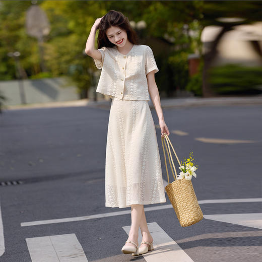 熙世界2025夏日套装搭配一整套女休闲镂空钩花蕾丝衫半身裙两件套 商品图4