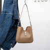 【预售3天】大容量单肩腋下水桶包2025新款小众感轻奢通勤斜挎托特包Z9893 商品缩略图0