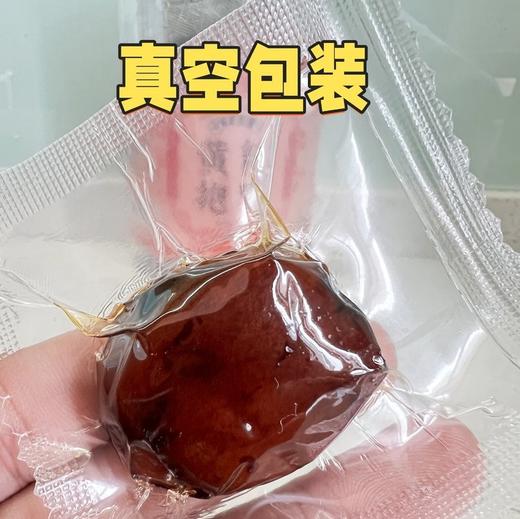 【九蒸九晒黄精抱枣】选用10年野生九华黄精 新疆若羌灰枣在三蒸三晒的红枣中加入九蒸九晒的黄精果两款食材合二为一，入口甜糯 ，肉质细腻 ，甜度适中，对于一进补就上火、脾胃虚弱的朋友特别友好，属于温补型。 商品图2