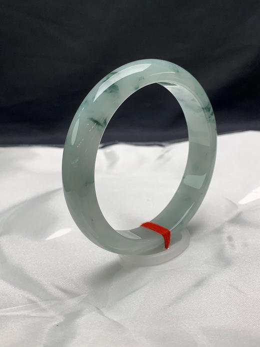 620085，61.6圈口，糯化飘花正圈平安镯，淡蓝底飘蓝花，水润细腻 商品图1