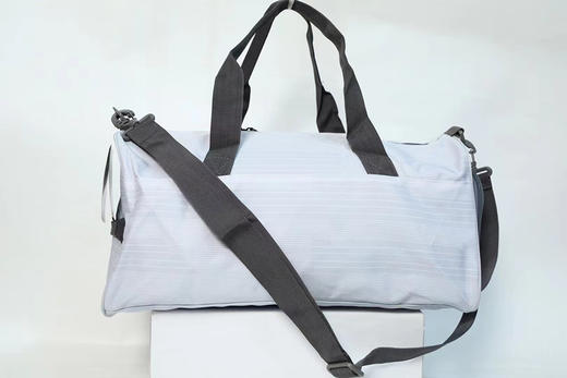 正品 Under Armour安德玛中性款式瑜伽健身大容量运动挎包拎包

2用可手提可斜挎 规格46cmX22cm 平时健身出差足够  经典款 商品图1