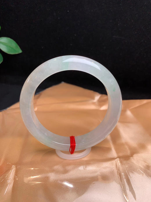 620081，58冰飘花手镯。清新冰底，飘清新淡雅的绿花，冰润干净，秀气完美 商品图0