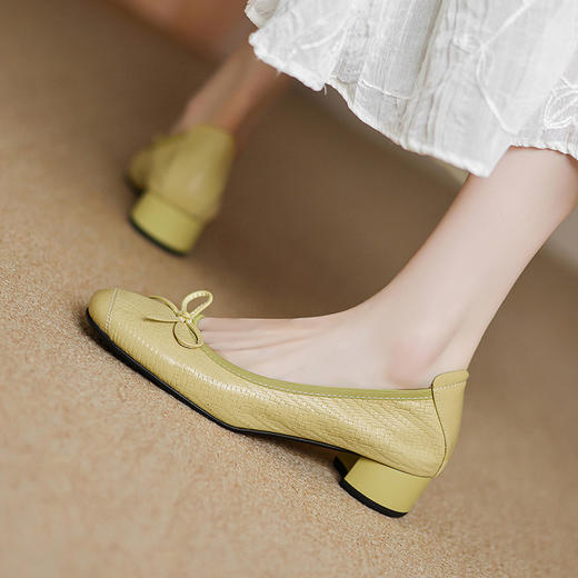 【预售5天】新款巨柔软羊皮单鞋女方头浅口蝴蝶结芭蕾舞鞋通勤休闲粗跟豆豆鞋DPJ&2678B 商品图0