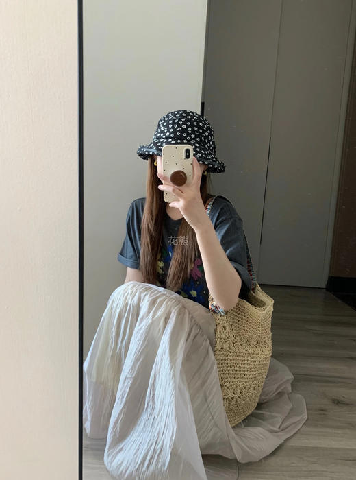 【月亮灰半身裙】自带哑光光泽感!在不同光线环境下呈现出别样的珠光感 轻薄的质地如同“轻纱薄幔"肌理之间的微皱肌理让织面经纬之间的结构比较通透~ 商品图5