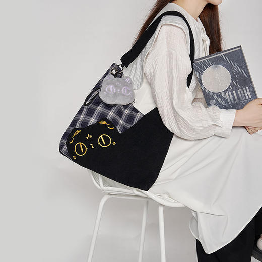 大英博物馆 巴斯特系列 格纹拼接单肩包 蓝白格 商品图2