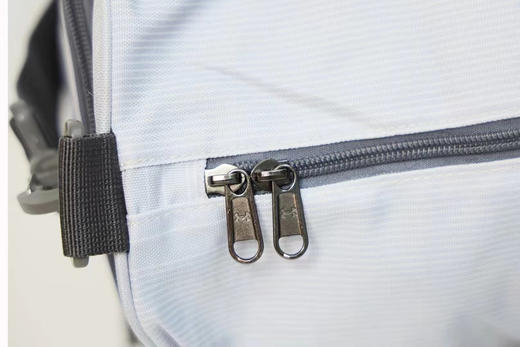 正品 Under Armour安德玛中性款式瑜伽健身大容量运动挎包拎包

2用可手提可斜挎 规格46cmX22cm 平时健身出差足够  经典款 商品图6