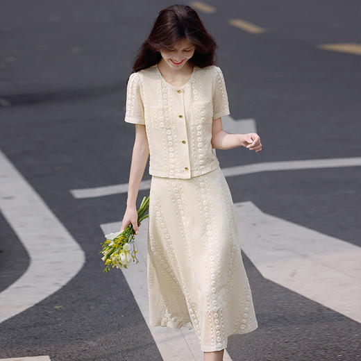 熙世界2025夏日套装搭配一整套女休闲镂空钩花蕾丝衫半身裙两件套 商品图3