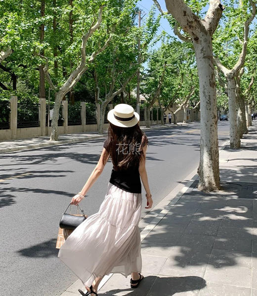 【月亮灰半身裙】自带哑光光泽感!在不同光线环境下呈现出别样的珠光感 轻薄的质地如同“轻纱薄幔"肌理之间的微皱肌理让织面经纬之间的结构比较通透~ 商品图6