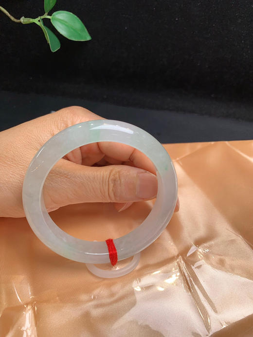 620081，58冰飘花手镯。清新冰底，飘清新淡雅的绿花，冰润干净，秀气完美 商品图5