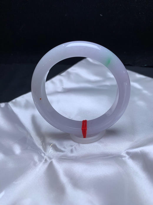 620077，54.8淡春彩手镯，淡紫底 飘一抹绿，底妆很细，局部带一点特色红翡 商品图2