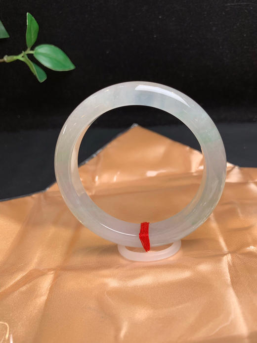 620081，58冰飘花手镯。清新冰底，飘清新淡雅的绿花，冰润干净，秀气完美 商品图2