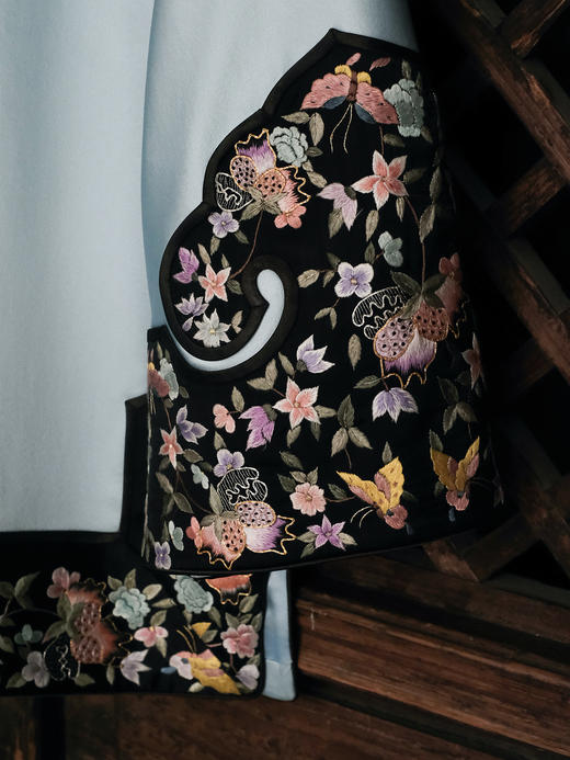 盛唐牡丹大师系列| 重工手绣石榴花丝毛外套-瓶蓝 商品图2