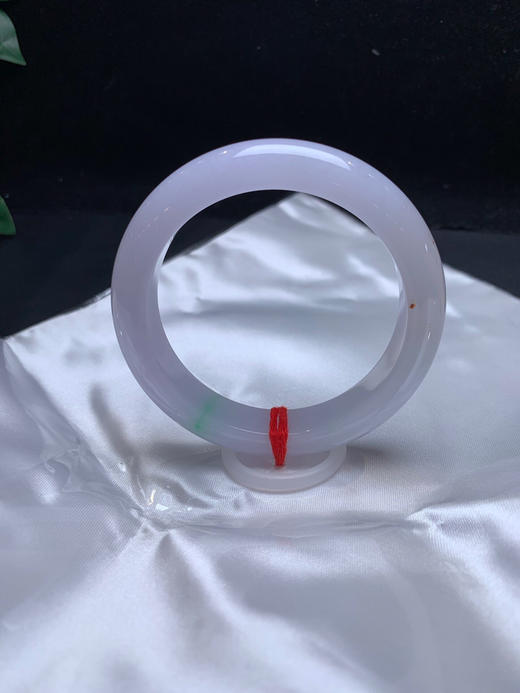 620077，54.8淡春彩手镯，淡紫底 飘一抹绿，底妆很细，局部带一点特色红翡 商品图3