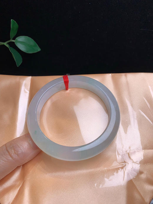620081，58冰飘花手镯。清新冰底，飘清新淡雅的绿花，冰润干净，秀气完美 商品图4