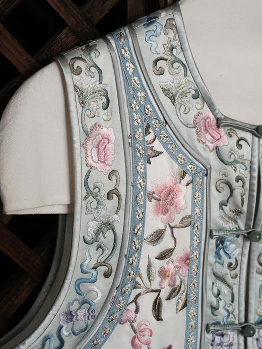 盛唐牡丹大师系列| 重缎手绣牡丹马甲-淡蓝 商品图2