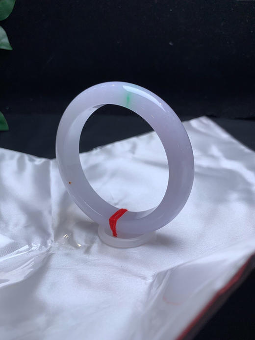 620077，54.8淡春彩手镯，淡紫底 飘一抹绿，底妆很细，局部带一点特色红翡 商品图4