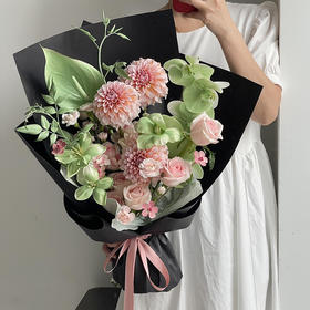 《芳华粉黛》粉绿色奶油桃子花束