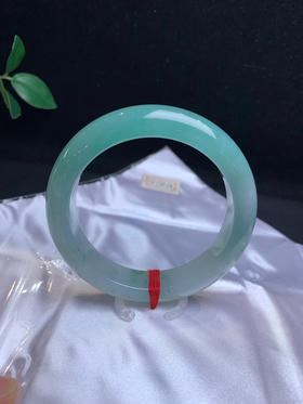 620083，57 冰绿正圈手镯，大半圈浓绿底色，底妆非常细、干净清新