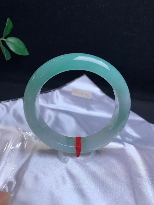 620083，57 冰绿正圈手镯，大半圈浓绿底色，底妆非常细、干净清新 商品图0