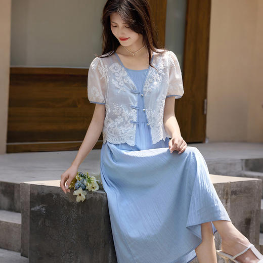 【专属特价】熙世界新中式套装女2025夏季国风莱赛尔盘扣开衫吊带连衣裙两件套 商品图3