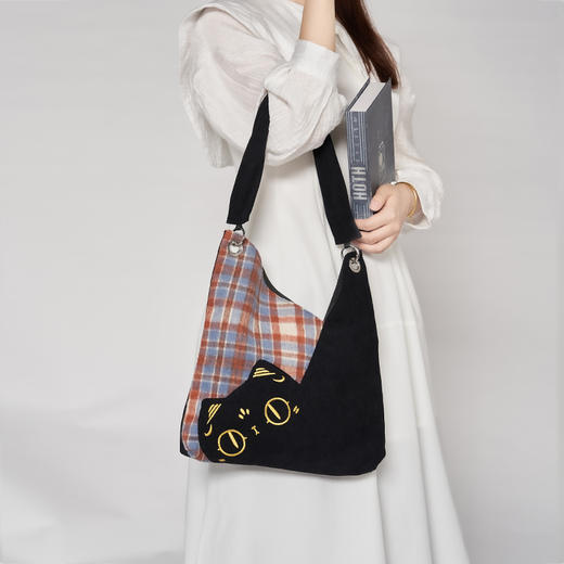 大英博物馆 巴斯特系列 格纹拼接单肩包 红蓝格 商品图1