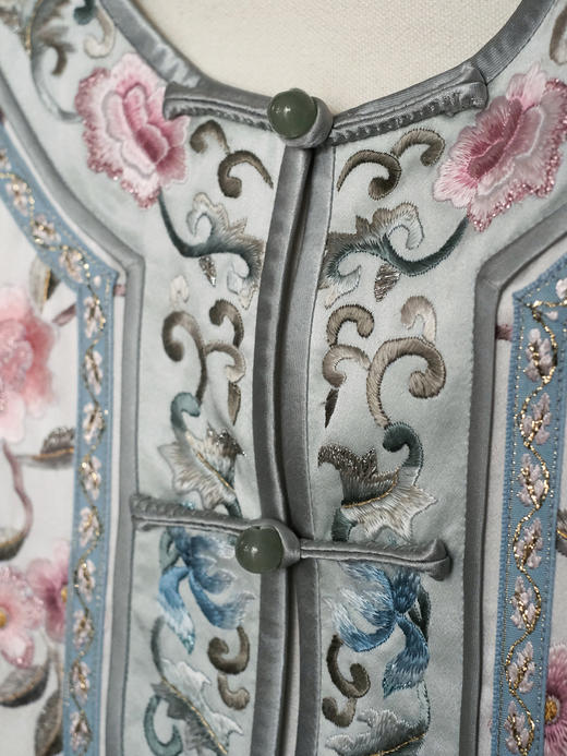 盛唐牡丹大师系列| 重缎手绣牡丹马甲-淡蓝 商品图1