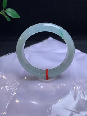 620082，58冰底飘绿手镯，淡淡的冰晴底色，飘了一抹绿，整条干净均匀 ，清新秀气