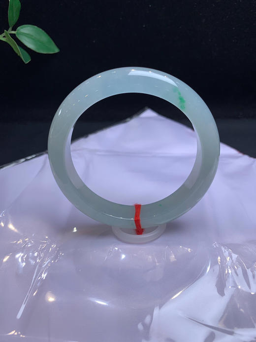 620082，58冰底飘绿手镯，淡淡的冰晴底色，飘了一抹绿，整条干净均匀 ，清新秀气 商品图0