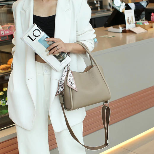 【预售3天】大容量水桶包女2025新款女包时尚休闲通勤单肩包Z11-801 商品图2