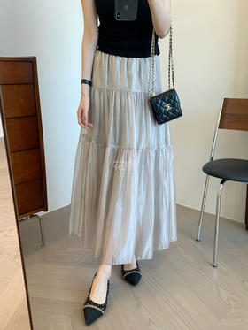 【月亮灰半身裙】自带哑光光泽感!在不同光线环境下呈现出别样的珠光感 轻薄的质地如同“轻纱薄幔"肌理之间的微皱肌理让织面经纬之间的结构比较通透~