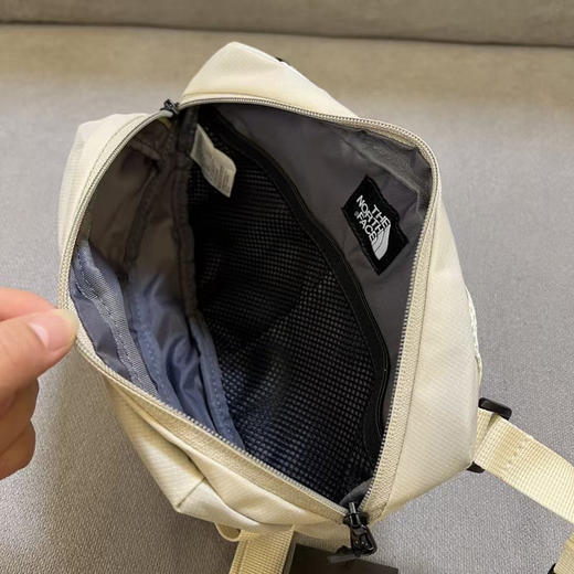 韩国订单，正品 TheNorthFace北面2025单肩斜挎包小件包腰包。超大容量轻便实用。
两个色，原价70000韩元 商品图9