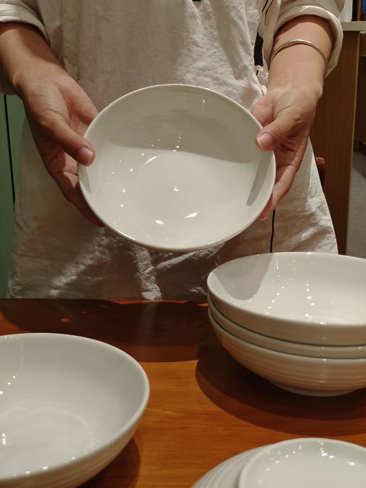 【多妈团购 梦境流光系列7英寸霜月深盘 共6个】釉下彩纯白陶瓷，复古高级，光滑易清洁 瓷质厚实，釉面细腻 螺纹设计，简约大气-金克丝 商品图3