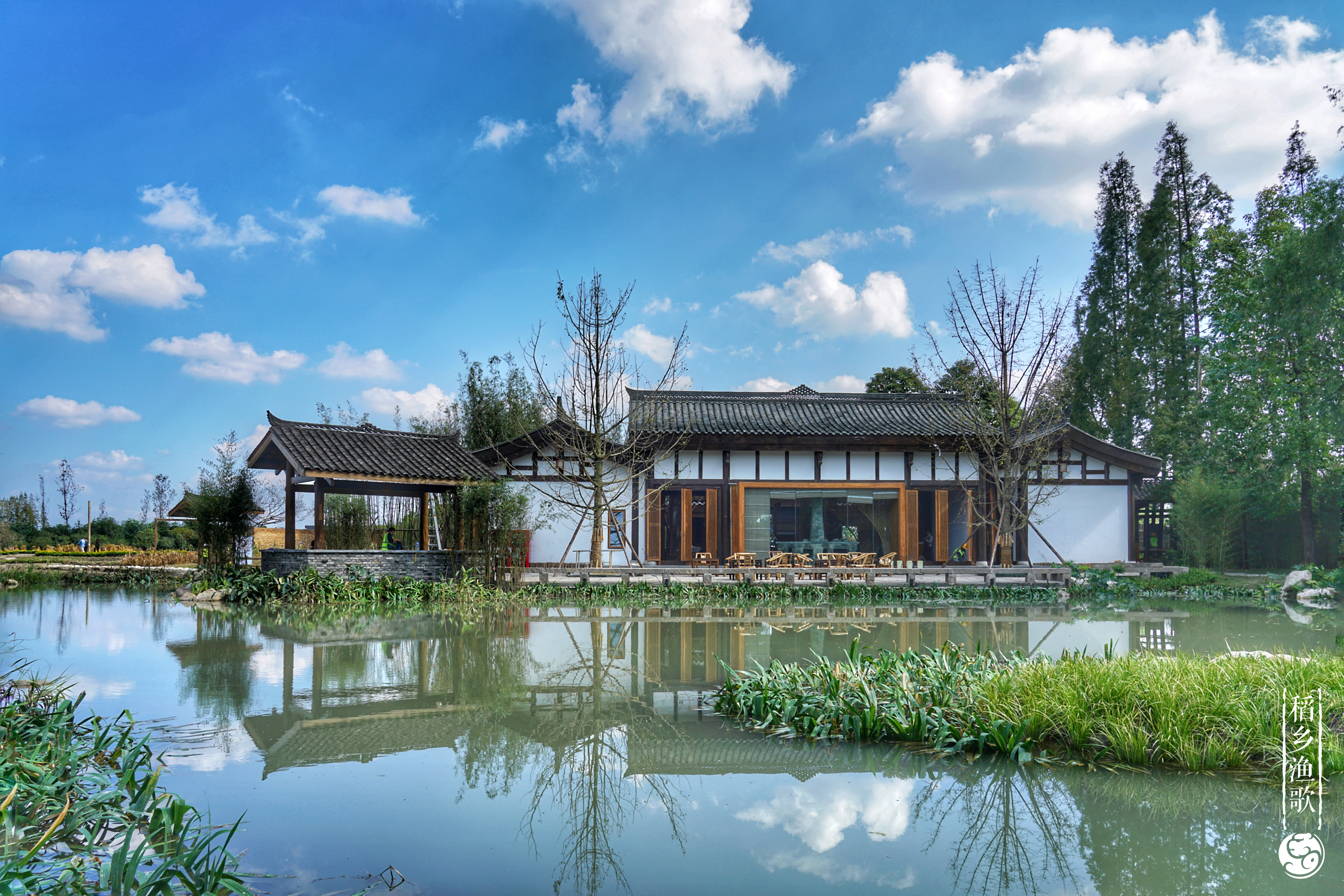 在成都周边包个院子过年！住进川西林盘艺术民宿，过“村居”日子，喂萌宠、田野小火车、植物拓染、手工泡菜……快带上家人，在稻乡渔歌感受乡野耕食慢生活，适合2、3家人组队哦~