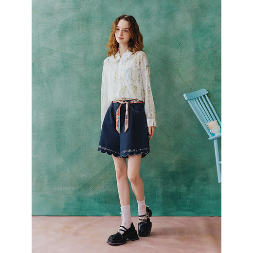 两三事 萤火岛屿 2025夏季新款休闲绣花波浪边裤脚绑带牛仔裤女 商品图2