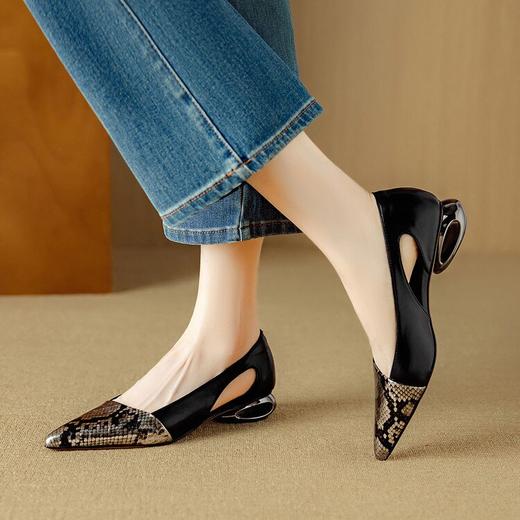 【预售5天】巨显气质~真皮蛇纹浅口单鞋女夏新款法式通勤侧空凉鞋DB&M6367 商品图1