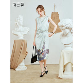 两三事 风的呓语 2025夏季新款优雅印花下摆扭结腰身无袖连衣裙