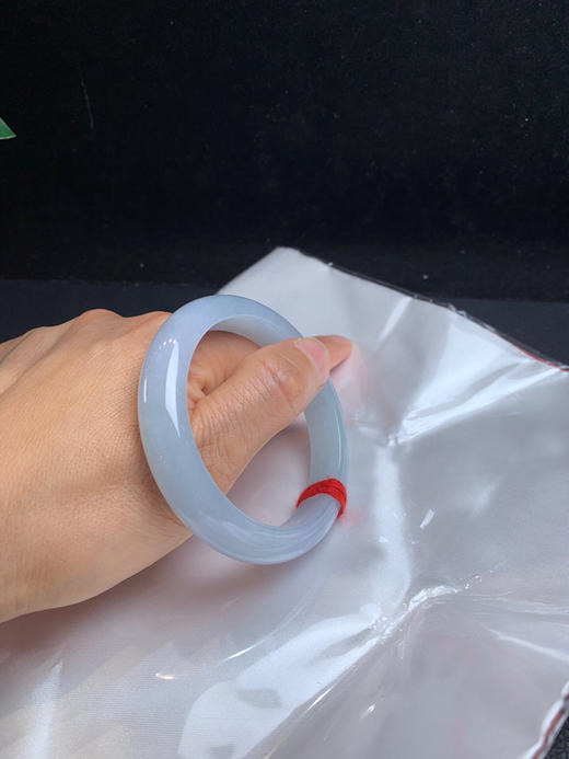 620088，55.8 淡晴底手镯、满圈带淡淡的底色，干净清爽，整体底妆也挺细腻的 商品图5