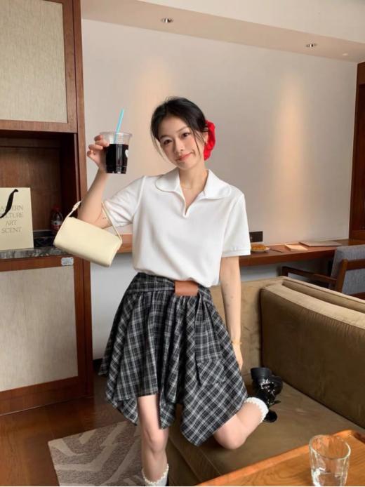 🌸春夏限定💰【苏格兰格子不规则半身裙&娃娃领正肩T恤】甜酷风造型，简约韩系氛围感穿搭！☀️翻领设计展现颈部线条，⁠日常百搭又通勤  商品图5